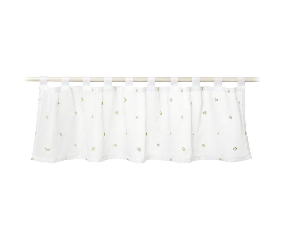 Eine weiße Bistro-Gardine mit goldenen Sternen hängt an einer weißen Stange.
