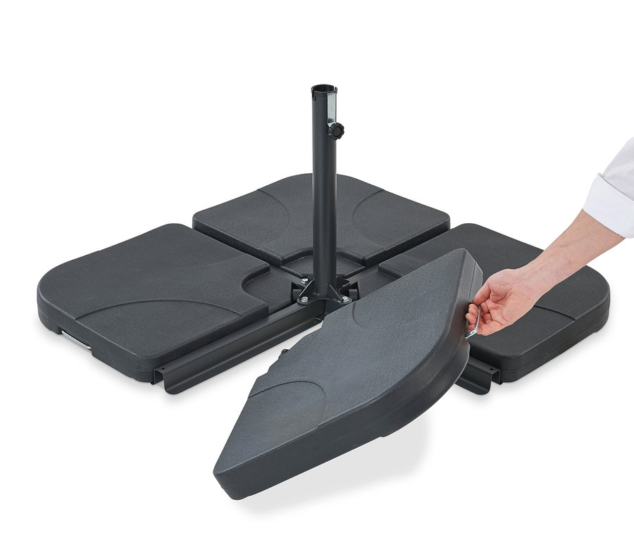 Eine Hand legt eine Fliese in ein Leco 4er-Plattenset für Stahlkreuzständer, das auf einem Leco Stahl-Kreuzständer, ca. 100 x 100 cm, steht.