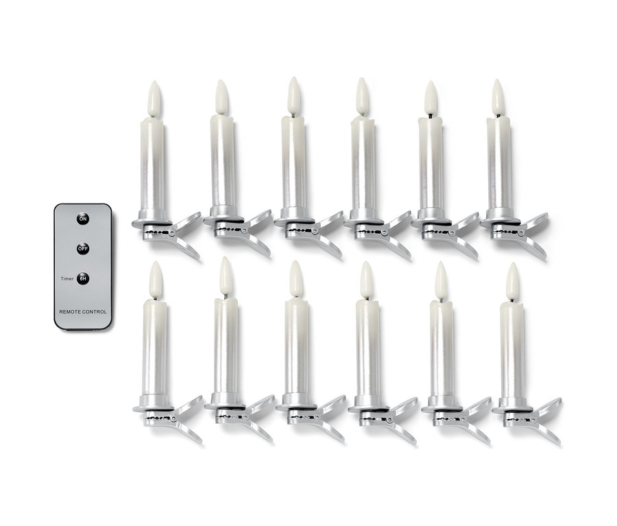 Zwölf silberfarbene LED-Weihnachtsbaumkerzen und eine Fernbedienung auf weißem Hintergrund.