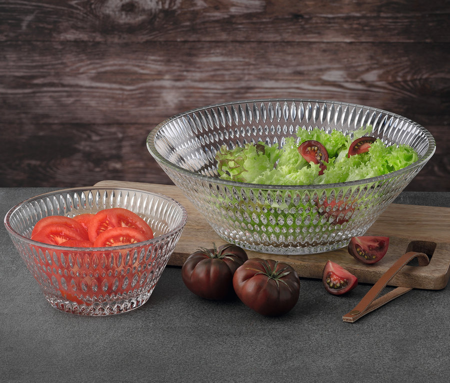 Zwei Glasschüsseln mit Tomaten und Salat auf einem Brett. Die größere Schüssel ist die Nachtmann Schale »Ethno«, ca. 27 cm.