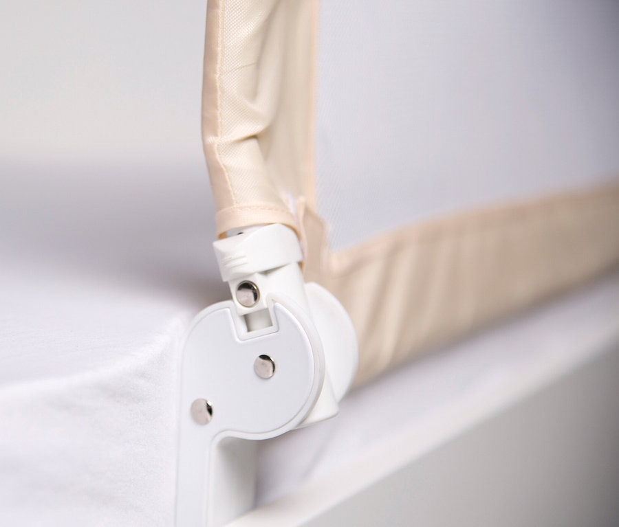 Detail eines beigen roba Bettschutzgitters »Klipp-Klapp«.