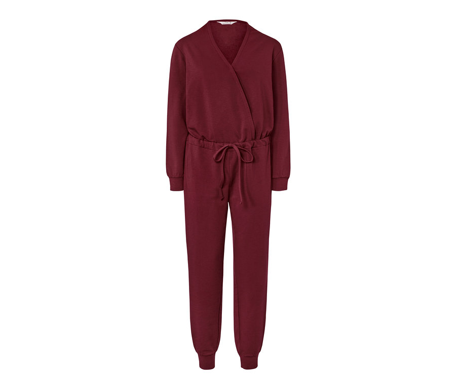 Ein weinroter Loungeoverall mit langen Ärmeln und V-Ausschnitt.