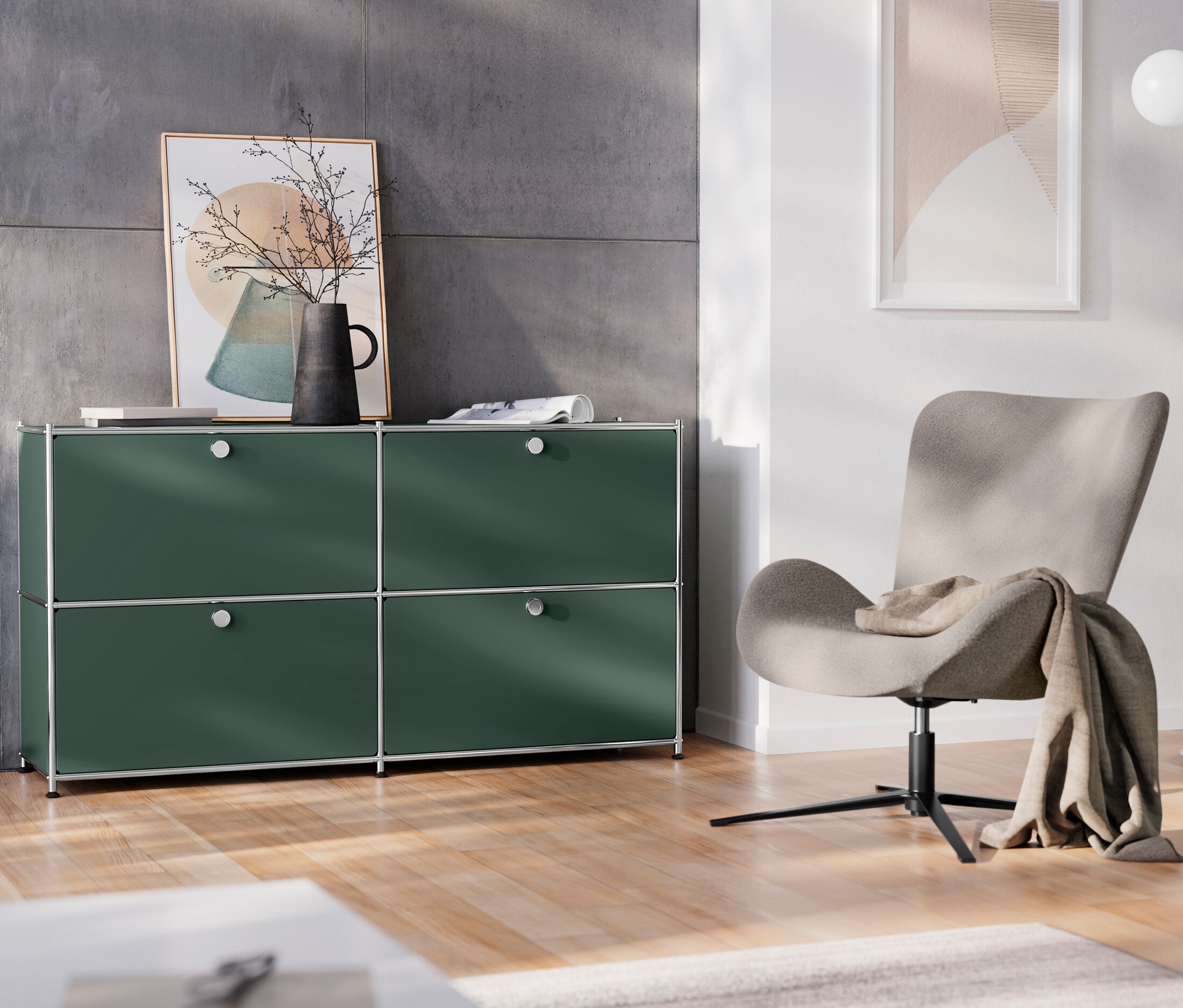 Verchromte Stehleuchte, Drehsessel und Sideboard Metall »CN3« mit 4 Klappenfächern im Wohnzimmer.