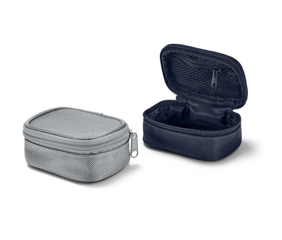 Zwei Mini-Reise-Ordnungstaschen: eine graue, geschlossen, und eine marineblaue, offen.