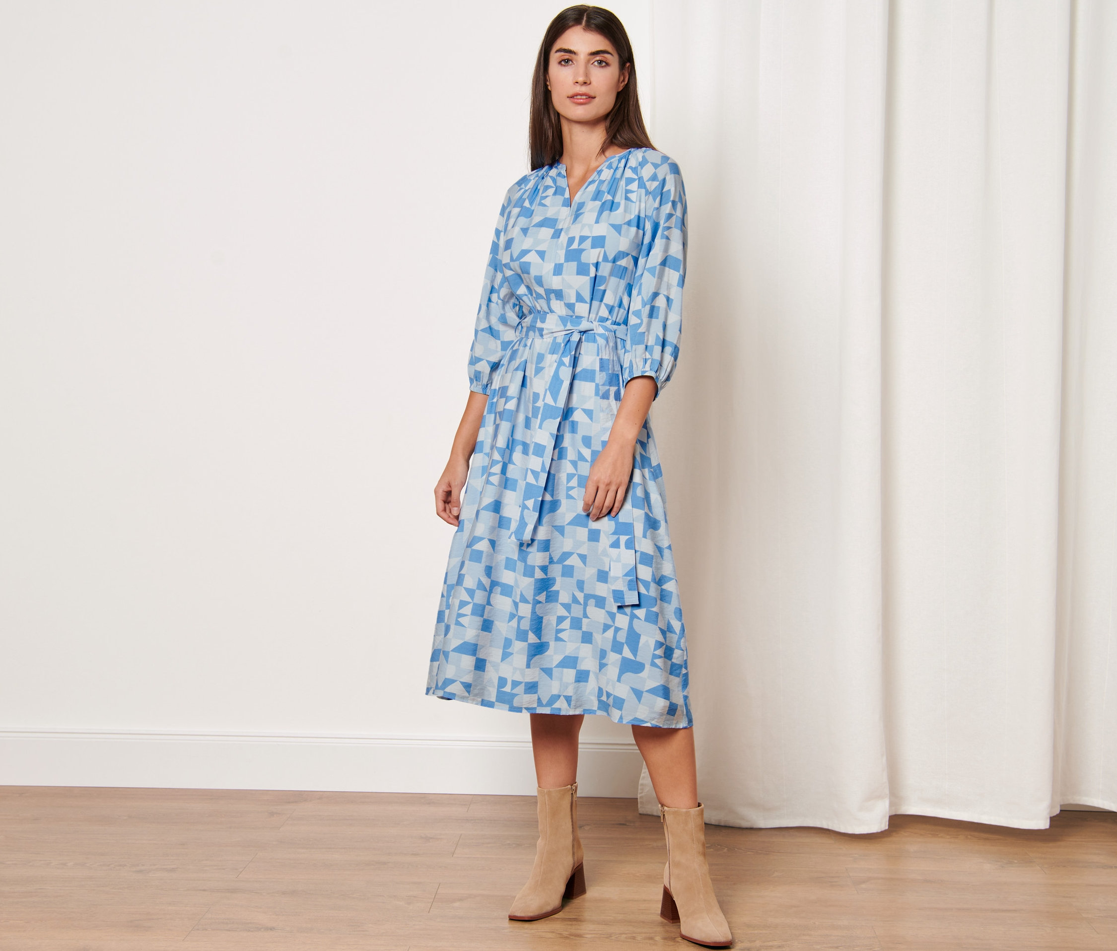 Frau posiert in einem bedruckten Webkleid.