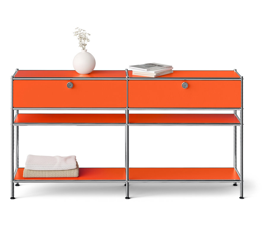 Oranger Schrank mit silbernem Rahmen, darauf Vase und Buch, unten Handtücher.