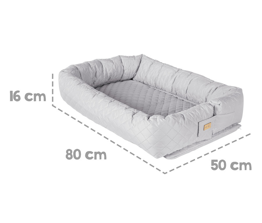 Die graue Roba 3-in-1 Babylounge misst 80 cm in der Länge, 50 cm in der Breite und 16 cm in der Höhe.