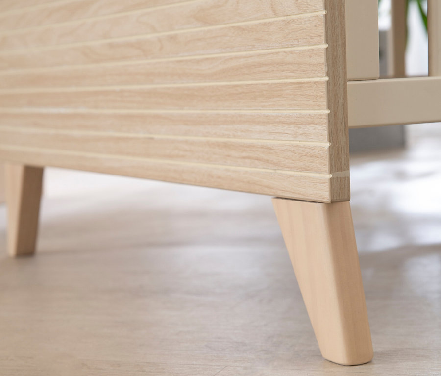 Detailansicht des roba Babybetts »Sidney«, 70 x 140 cm, Kaschmir, mit Holzbeinen.