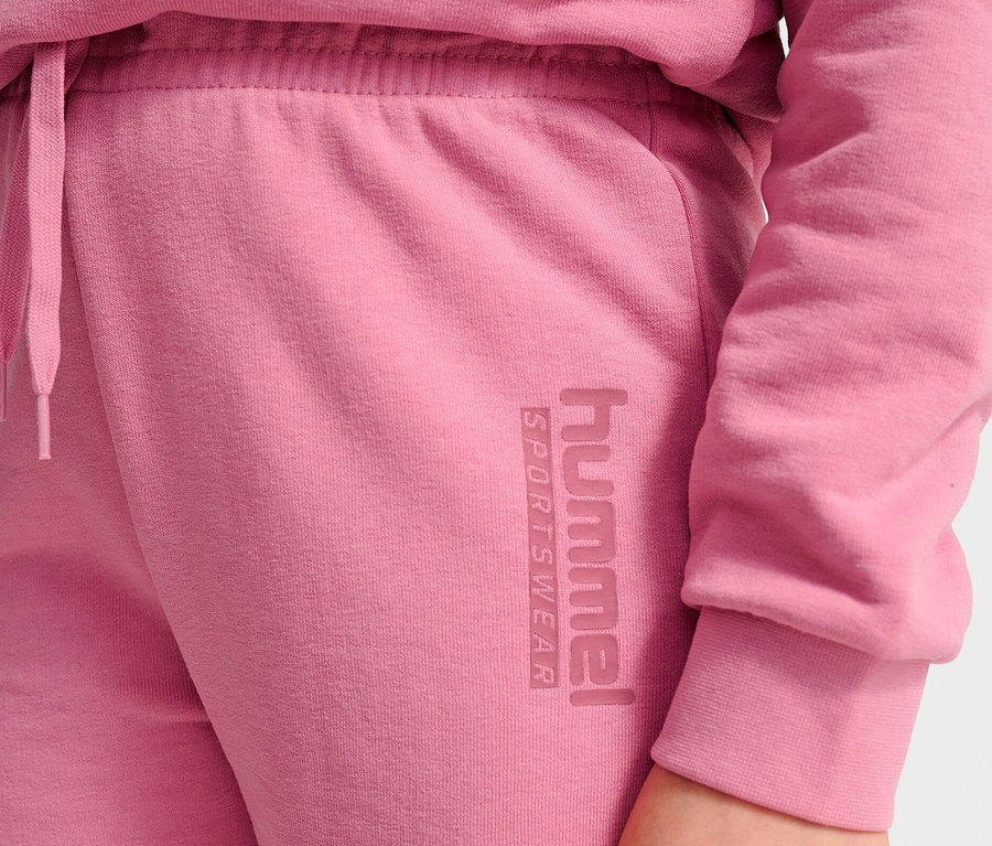 Nahaufnahme der rosa hummel® HMLJR Base Regular Pants.