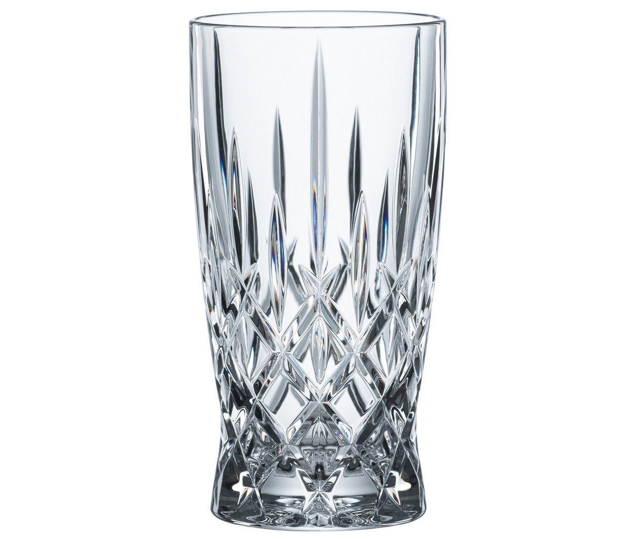 Ein einzelnes Nachtmann Latte Macchiato Glas »Noblesse« mit Glastrinkhalm steht vor einem weißen Hintergrund.