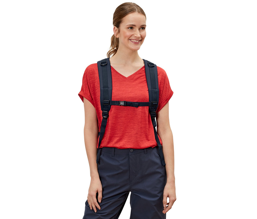 Frau trägt einen Outdoor-Rucksack.