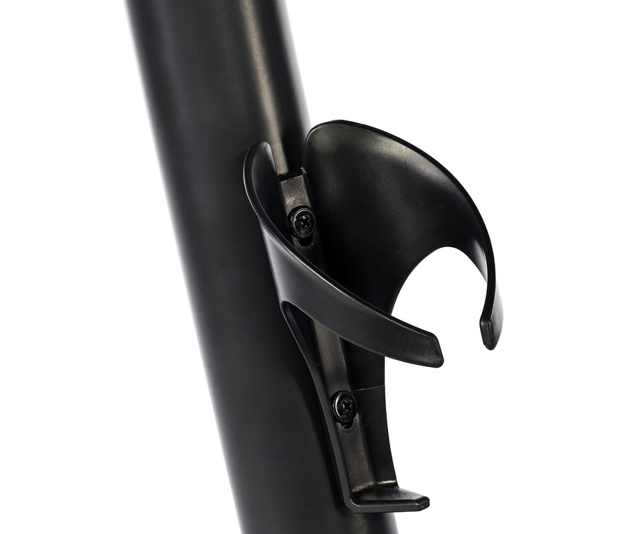 Ein schwarzer Flaschenhalter, der mit zwei Schrauben an einem Metallrohr befestigt ist.