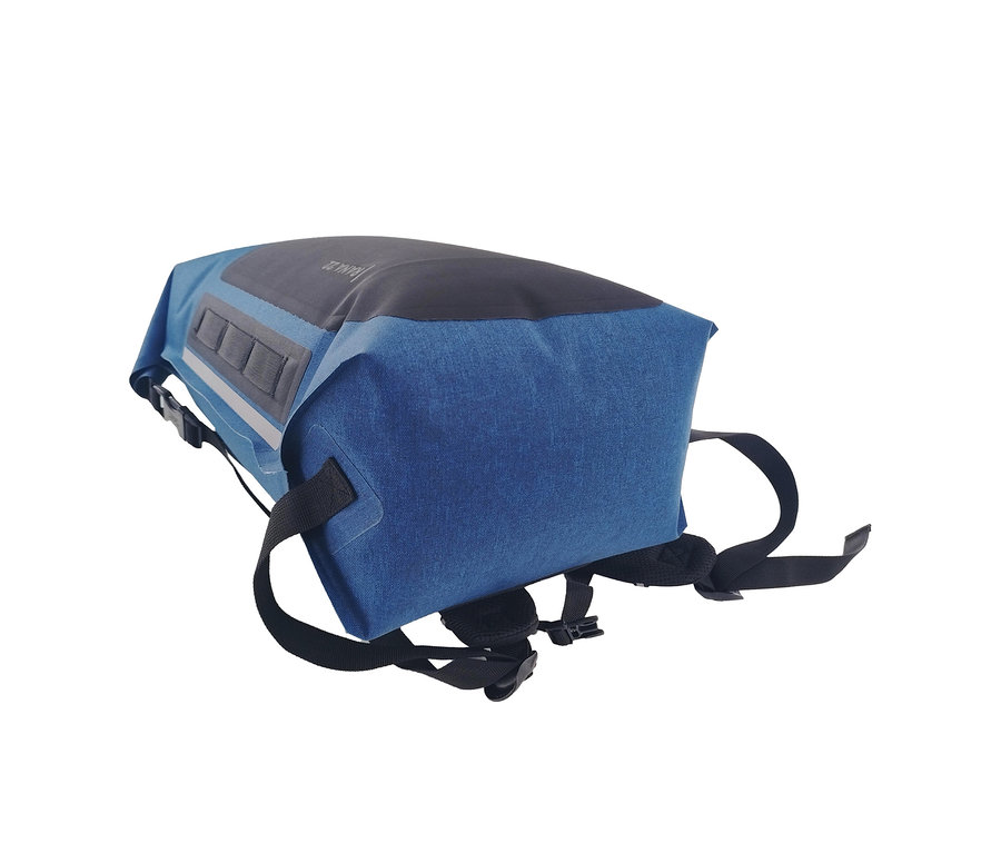 Blauer Tambu Rolltop-Rucksack RANA mit schwarzem Oberteil und schwarzen Trägern.