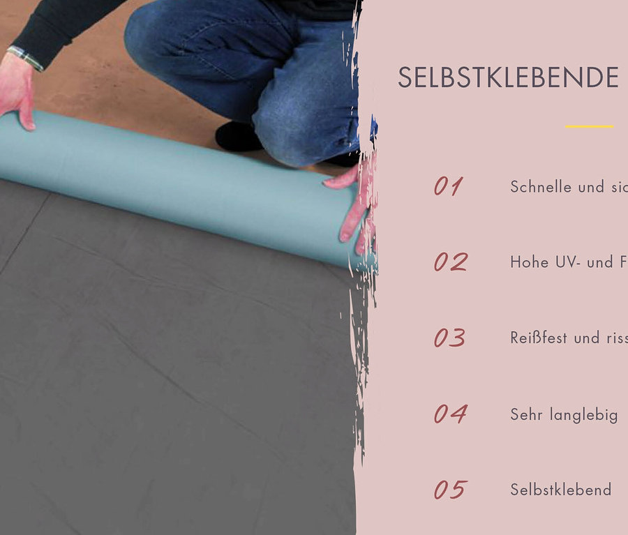 Mann rollt eine Rolle selbstklebende Dachfolie auf dem Boden aus.