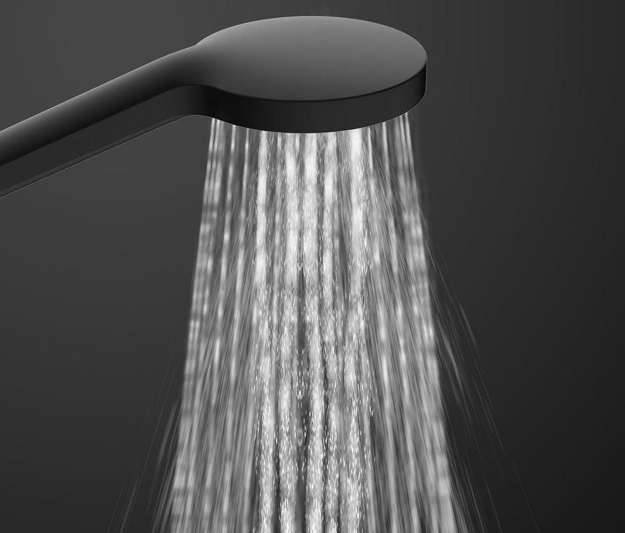 Wasser strömt aus dem schwarzen Überkopfbrause-Set »Madura Fresh«.