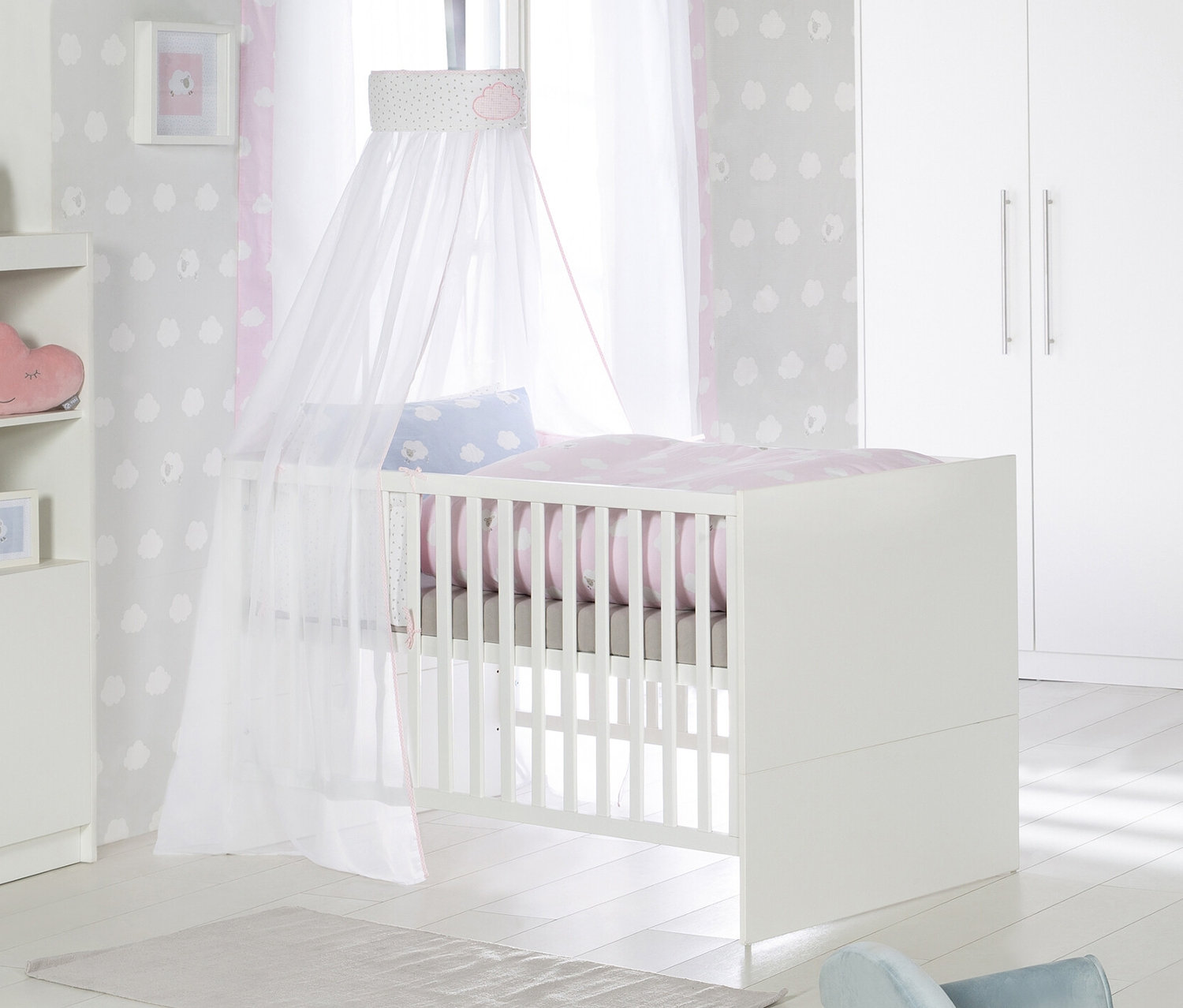 Weißes Kinderzimmer mit roba Kombi-Kinderbett »Maren«, 70 x 140 cm.