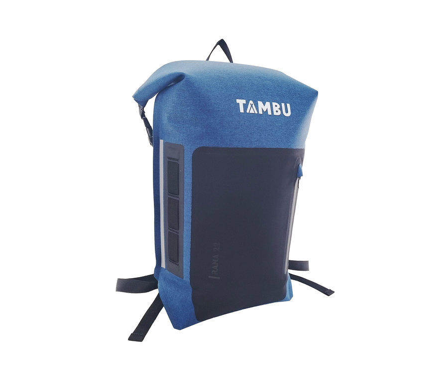 Blauer Tambu Rolltop-Rucksack RANA vor weißem Hintergrund.