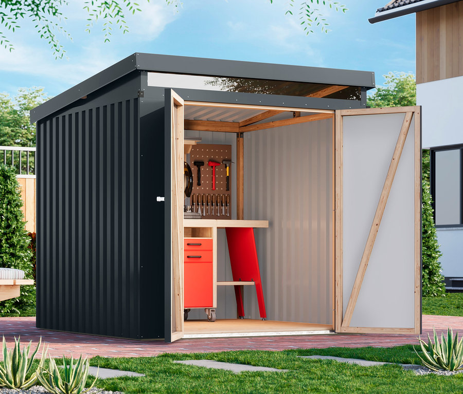 Geöffneter, anthrazitfarbener Geräteschuppen im Garten mit Werkbank, Werkzeug und rotem Rollcontainer.