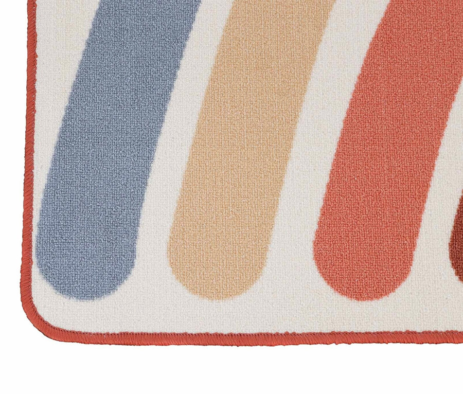 Detailansicht eines Kinderteppichs »Rainbow« im Vintage-Stil mit abgerundeten Streifen in Blau, Beige und Orange auf einem cremefarbenen Hintergrund.