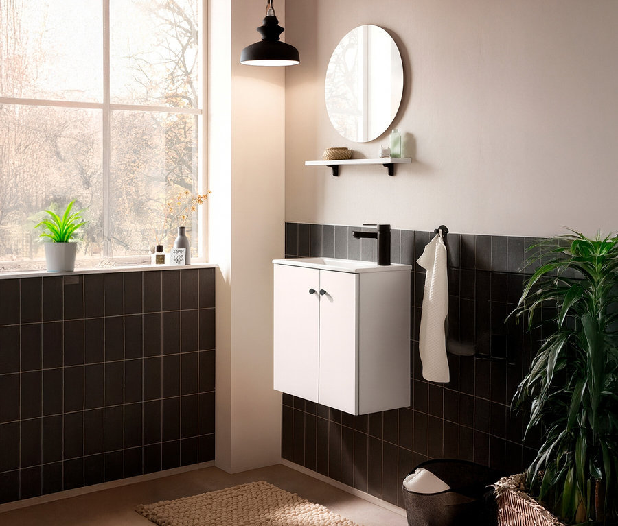 Ein Badezimmer zeigt einen matt weißen WS Waschtisch »Ebba«.