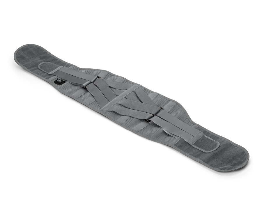 Eine graue Rückenbandage mit Klettverschluss liegt diagonal auf einem weißen Hintergrund.