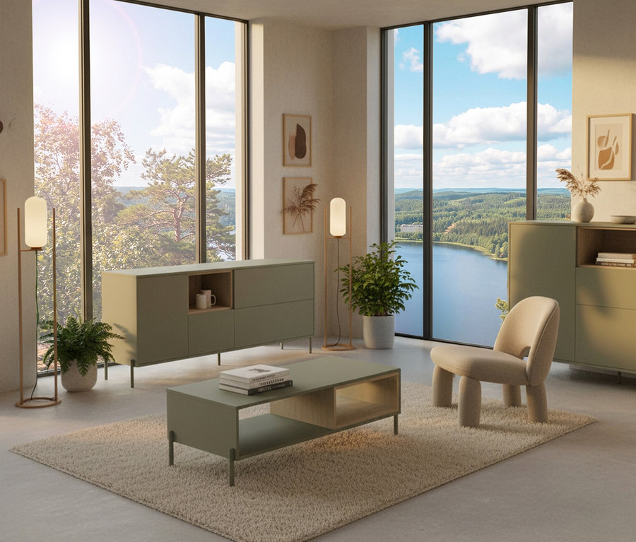 Wohnzimmer mit salbeigrünem Couchtisch »Hygge«, beigem Sessel, Kommode und Stehlampen vor Fenster mit Seeblick.