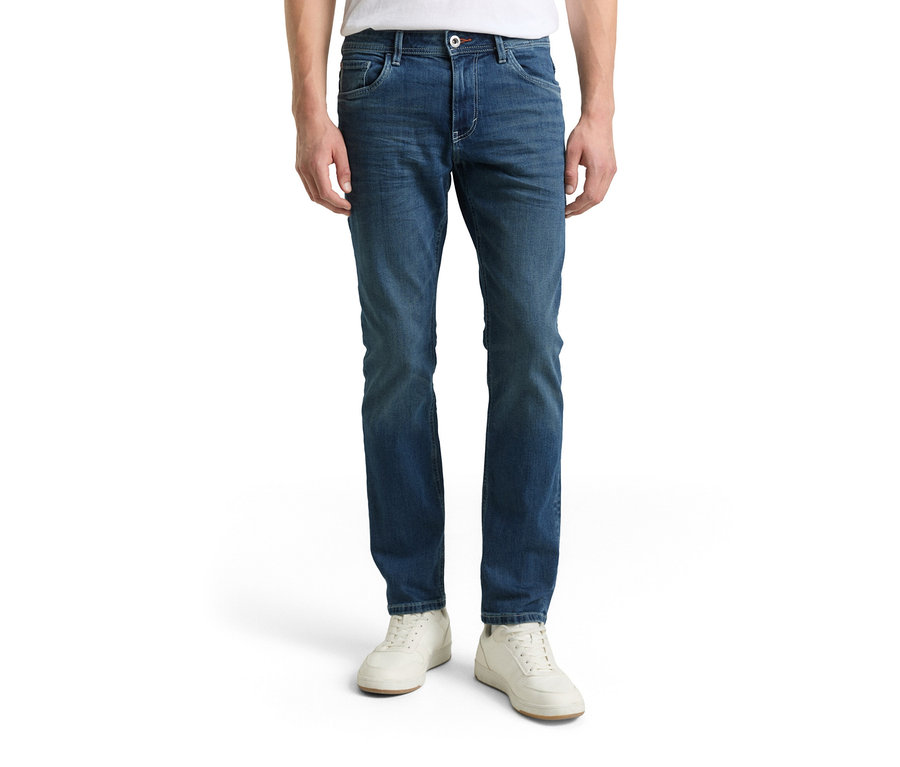 Mann in Tom Tailor TT MARVIN STRAIGHT Jeans mit Stretch, Used Mid Stone Blue Denim und weißen Schuhen.