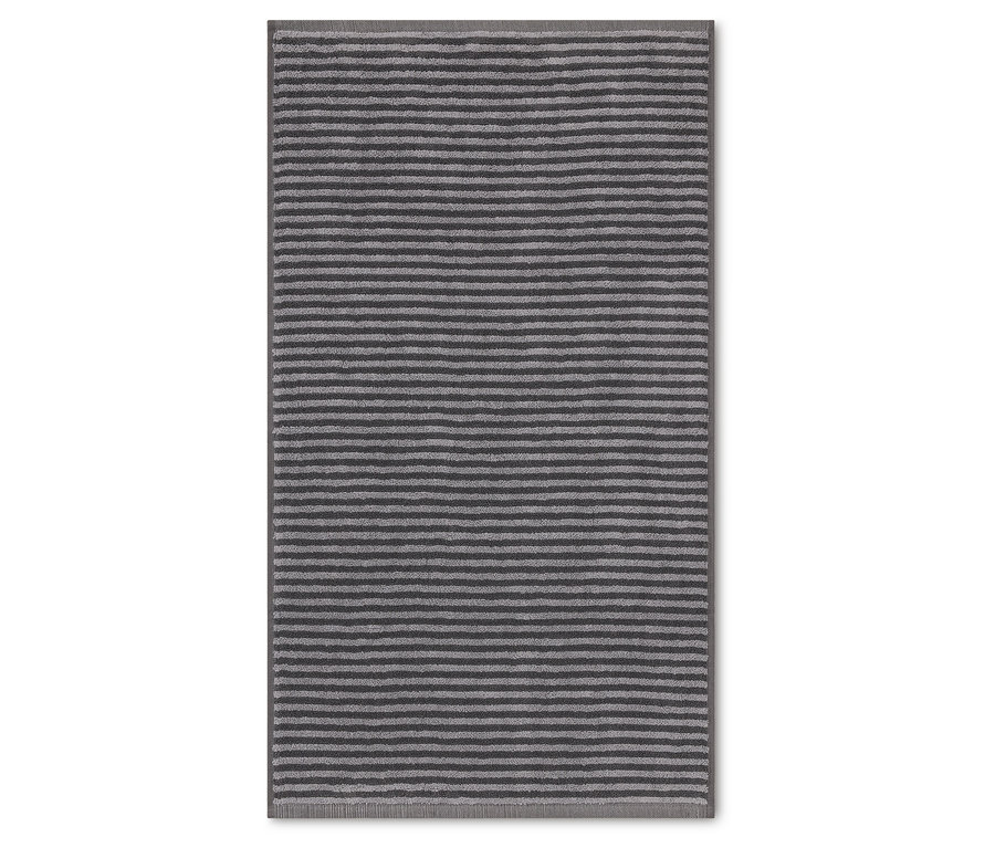 Grauer Teppich mit horizontalen Streifen.