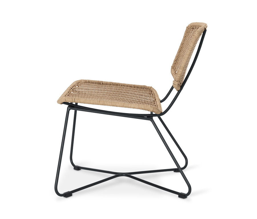 Design-Loungesessel mit Polyrattangeflecht auf schwarzem Metallrahmen.