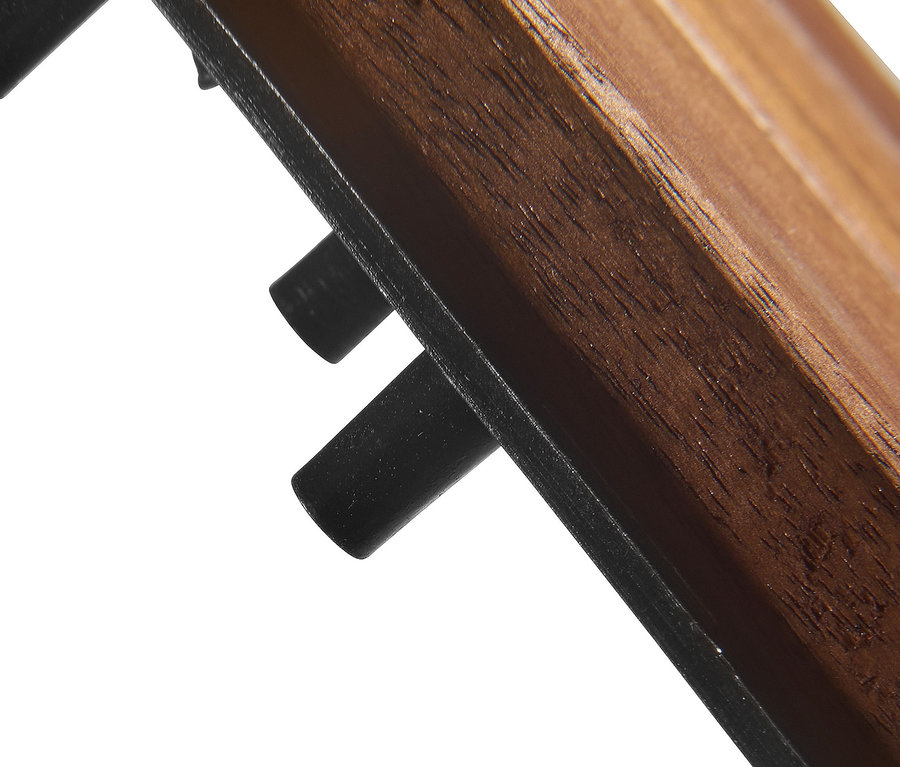 Detailaufnahme einer braunen Holzfliese mit schwarzem Kunststoffrahmen.