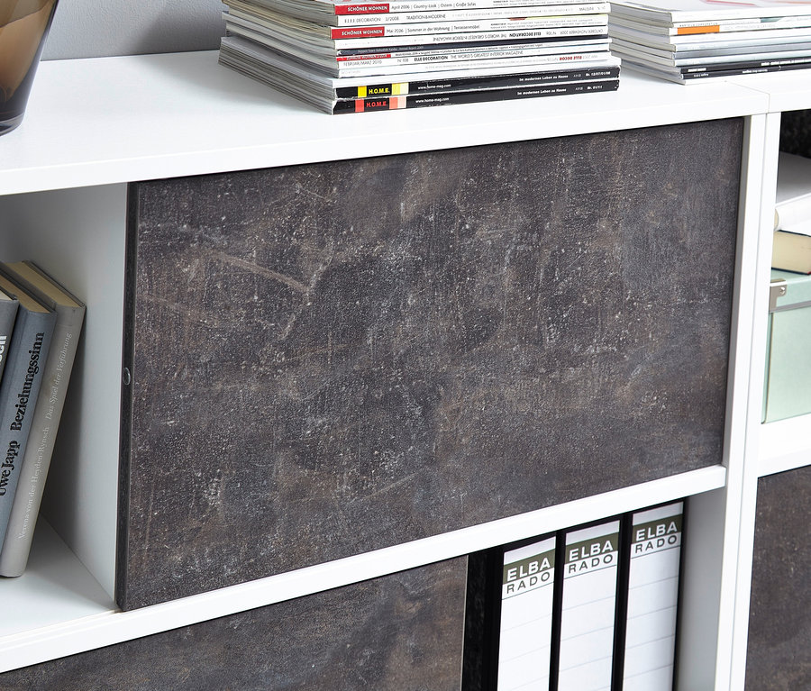 Detail eines weißen Regals mit Büchern, Zeitschriften und schiefergrauen Schiebetüren des Germania-Schiebetürregals »GW-ALTINO«.