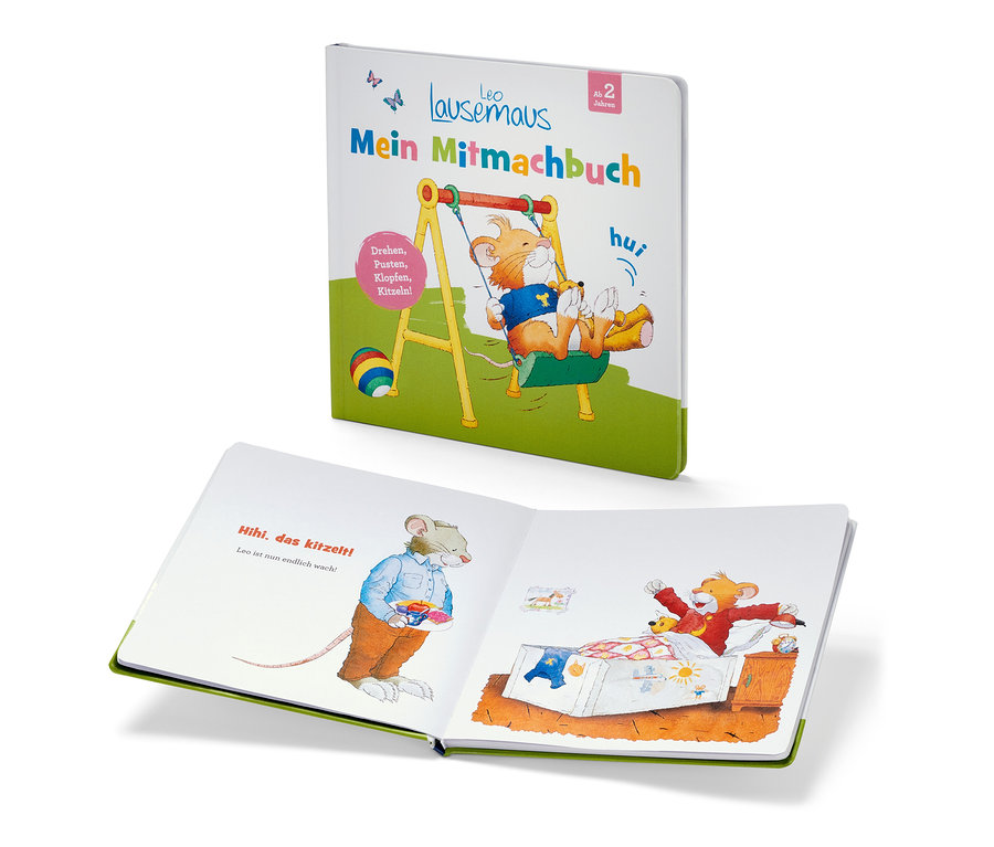 Zwei »Leo Lausemaus – mein Mitmachbuch« Bücher. Auf dem Cover ist Leo auf einer Schaukel. Im geöffneten Buch ist Leo, der gekitzelt wird, und Leo, der aufwacht.