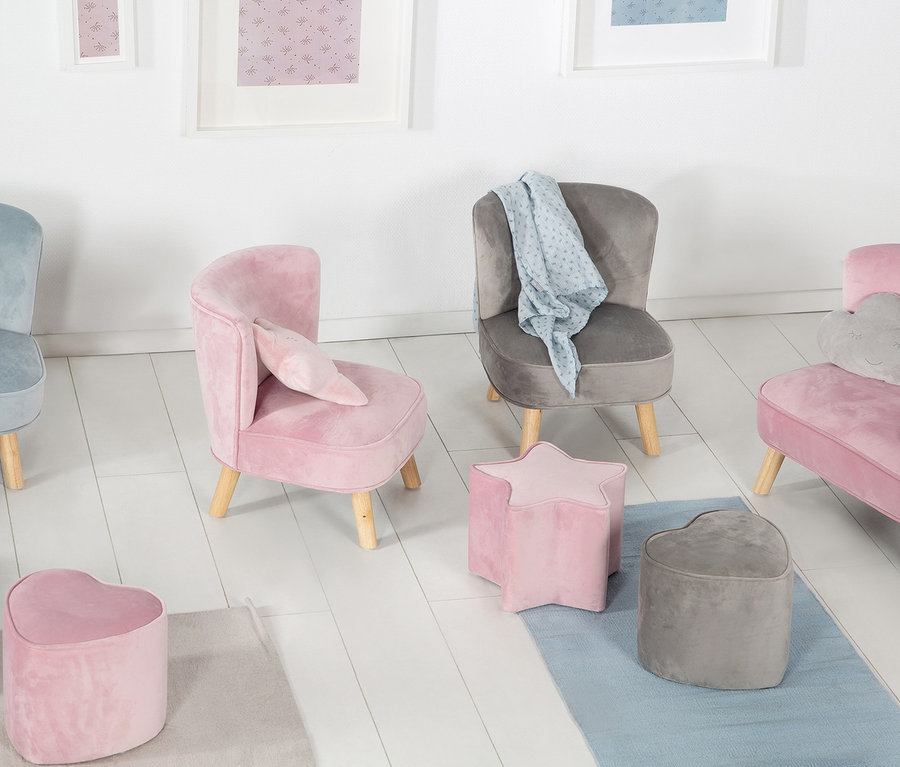 Rosa und graue Kinderstühle und Hocker in Herz- und Sternform auf blauen und grauen Teppichen.