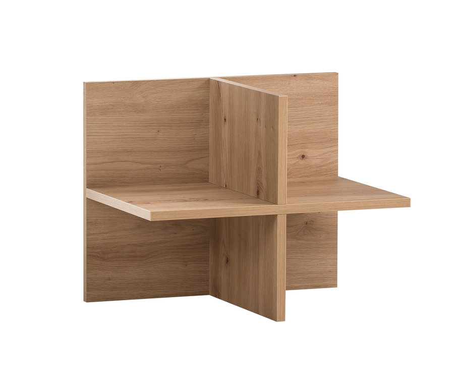 Regalkreuz »Aino« und »Hank« aus hellem Holz.