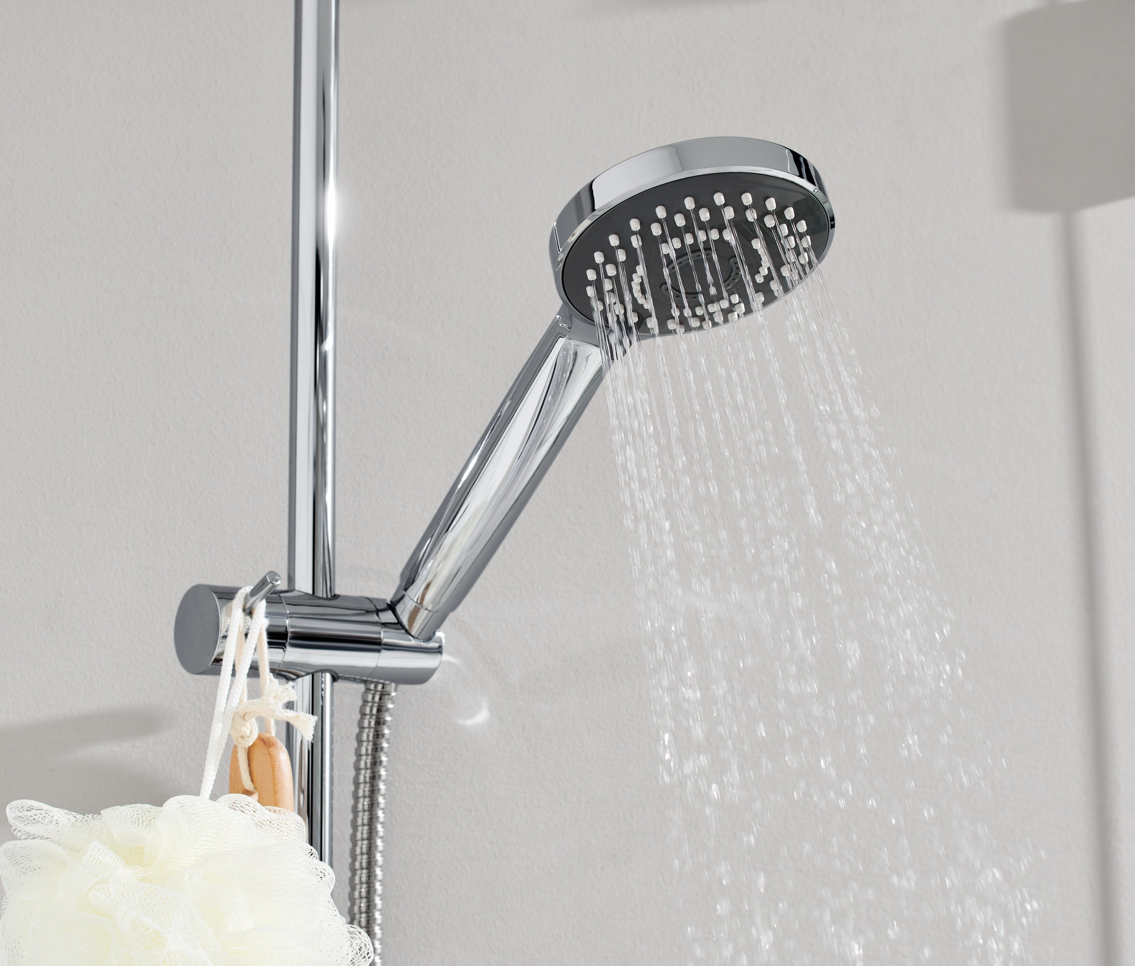 Wasser läuft aus dem Duschkopf.