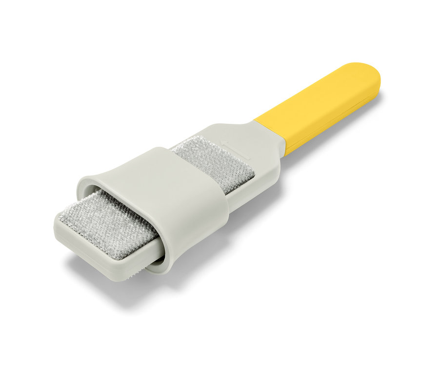 Kleiderbürste mit gelbem Griff.