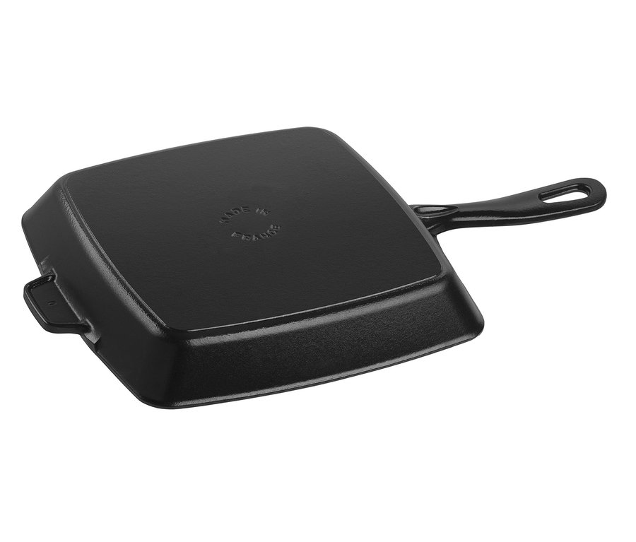 Detailaufnahme einer schwarzen STAUB American Grillpfanne aus Gusseisen, 26 cm.