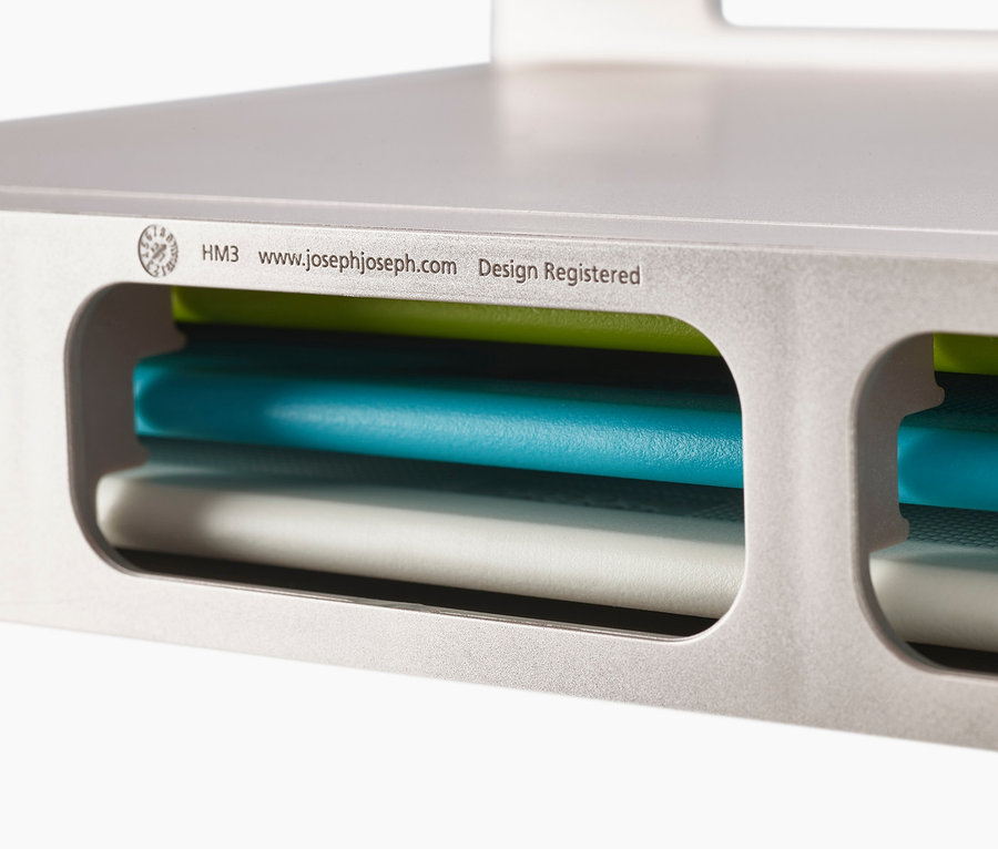 Detailansicht des Joseph Joseph Schneidebrett-Sets »Folio Slim« im Halter.