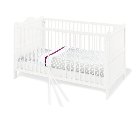 Weißes Pinolino Babybett »Florentina« mit grauem Punktmuster-Spannbettlaken.