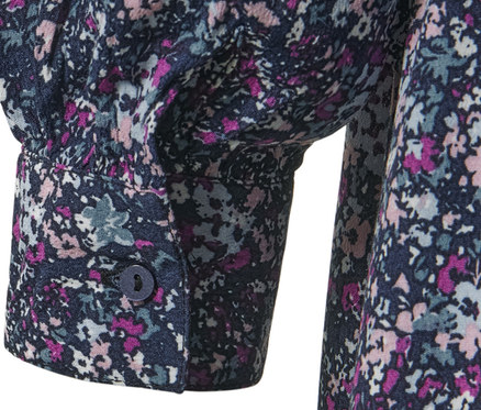 Detailansicht eines floralen Midi-Kleids.