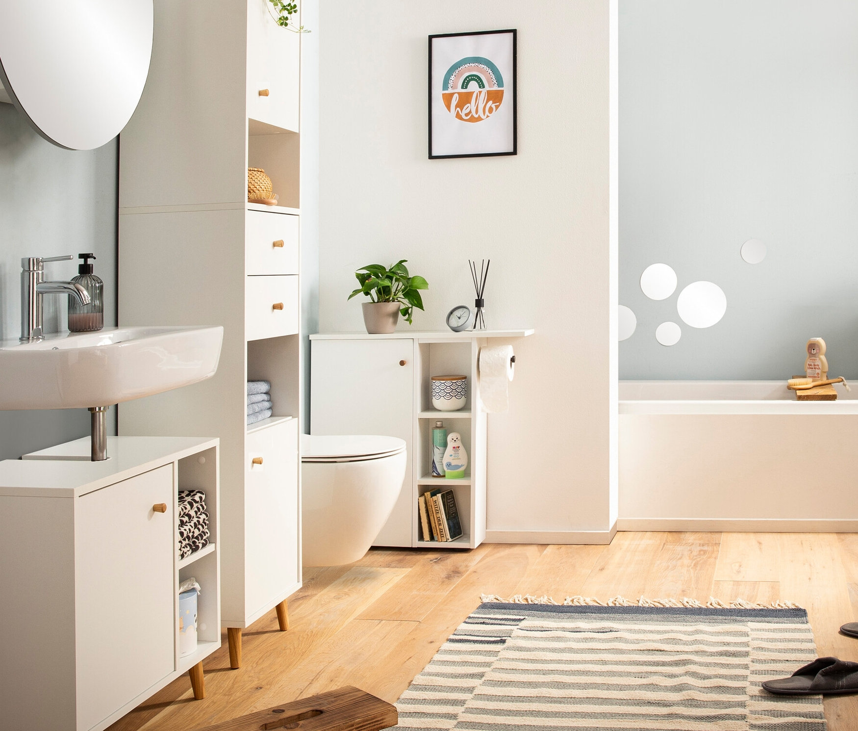 Badezimmer mit weißen »Bjarne« Möbeln: Waschtischunterschrank, Hochschrank, Spiegelschrank, Hakenpaneel und Badbank.