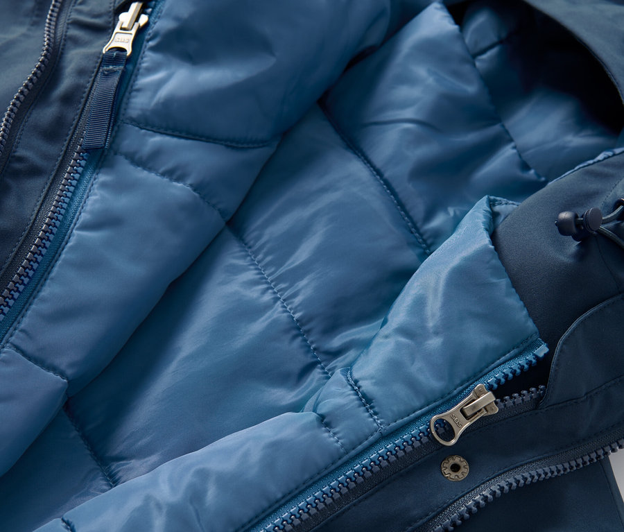 Nahaufnahme eines geöffneten 3-in-1-Funktionsmantels mit Weste, die Innenseite der Weste ist hellblau.