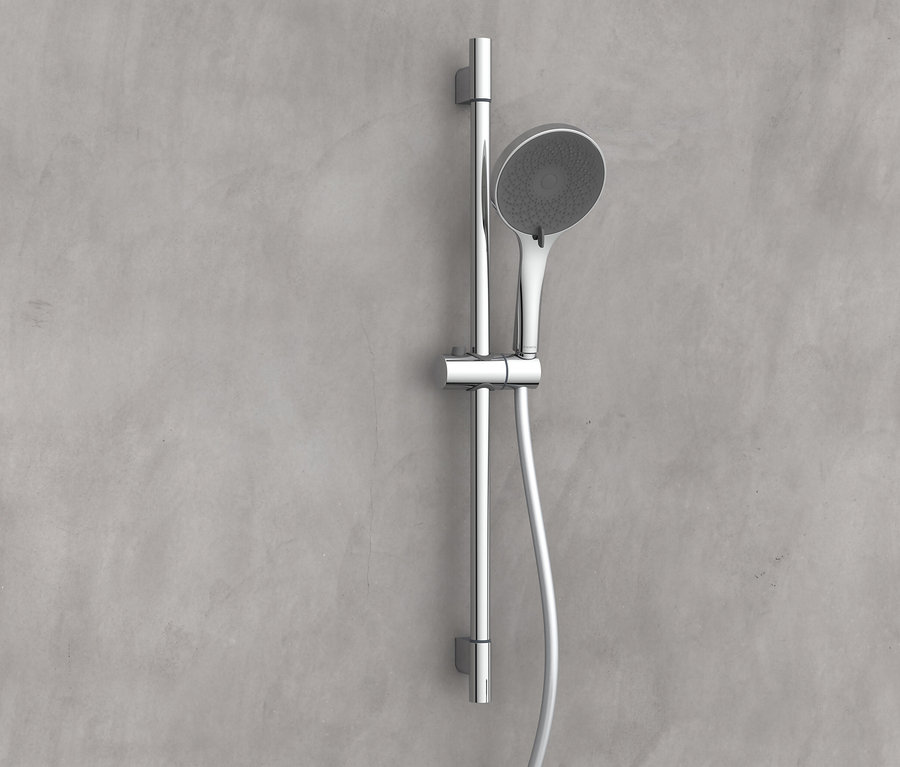 Chromfarbenes Brausestangen-Set »CAPRI« an grauer Wand.