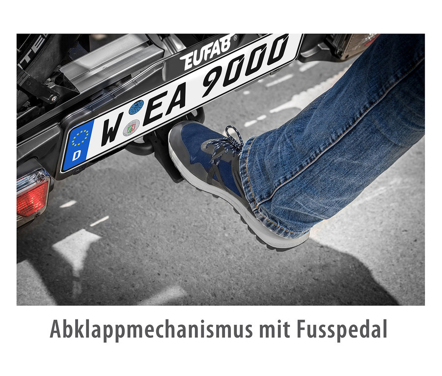 Ein Fuß in Jeans und Schuh betätigt das Pedal am EAL Fahrradträger »FINCH« für 3 Fahrräder.