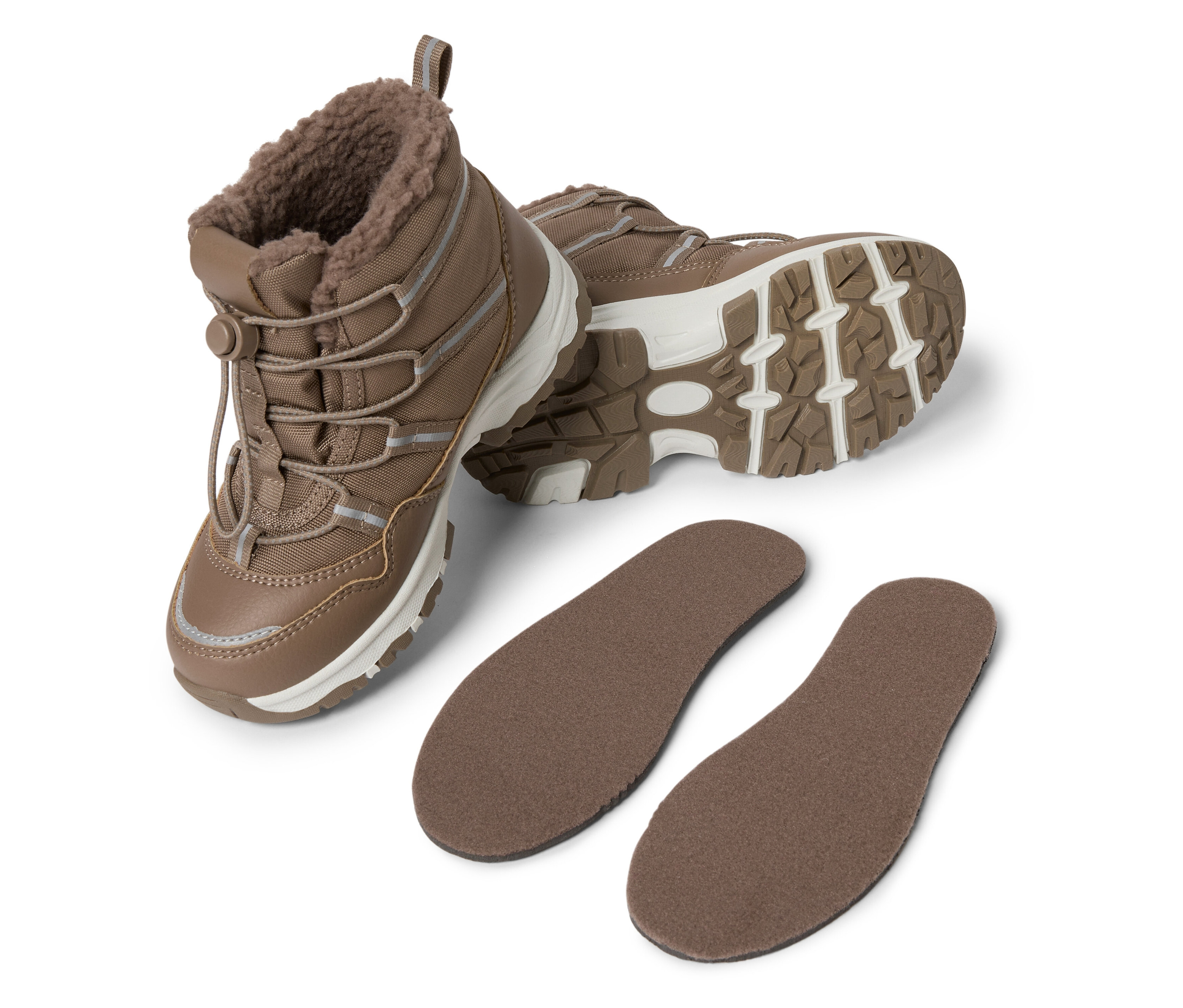 Zwei braune Stiefel mit Schuheinlagen.