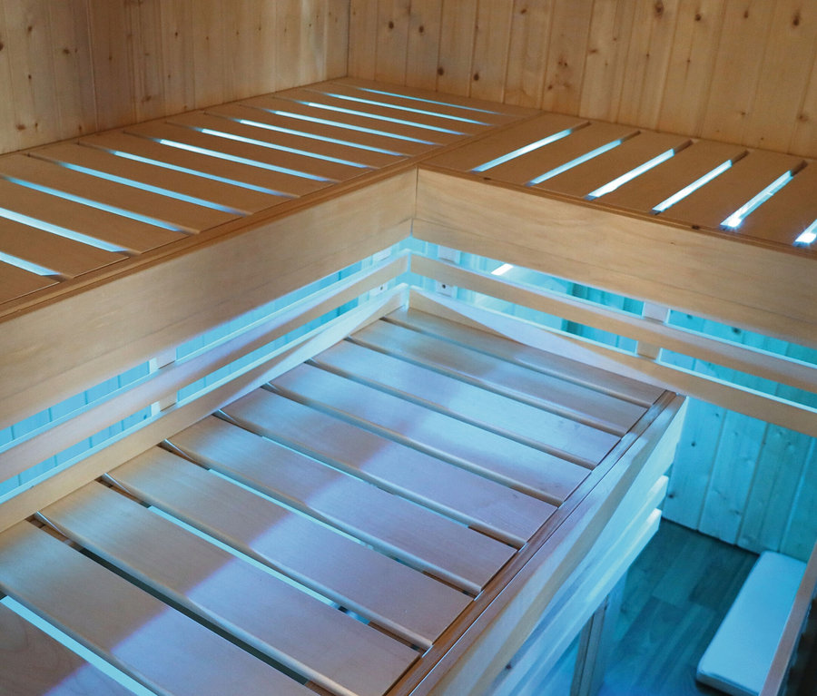 Innenansicht der Karibu Sauna »Ayla« mit Eckeneinstieg und Holzverkleidung.