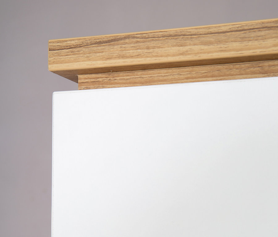 Detail einer Ecke des dreitürigen roba »Finn« Kleiderschranks mit Holzrand.