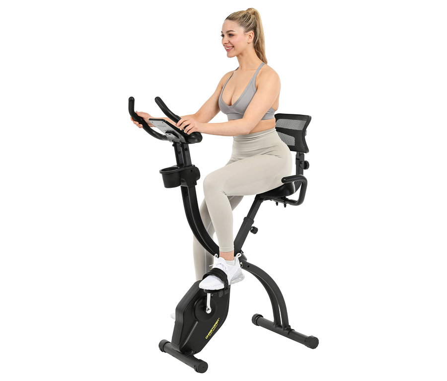 Frau trainiert auf einem Heimtrainer.