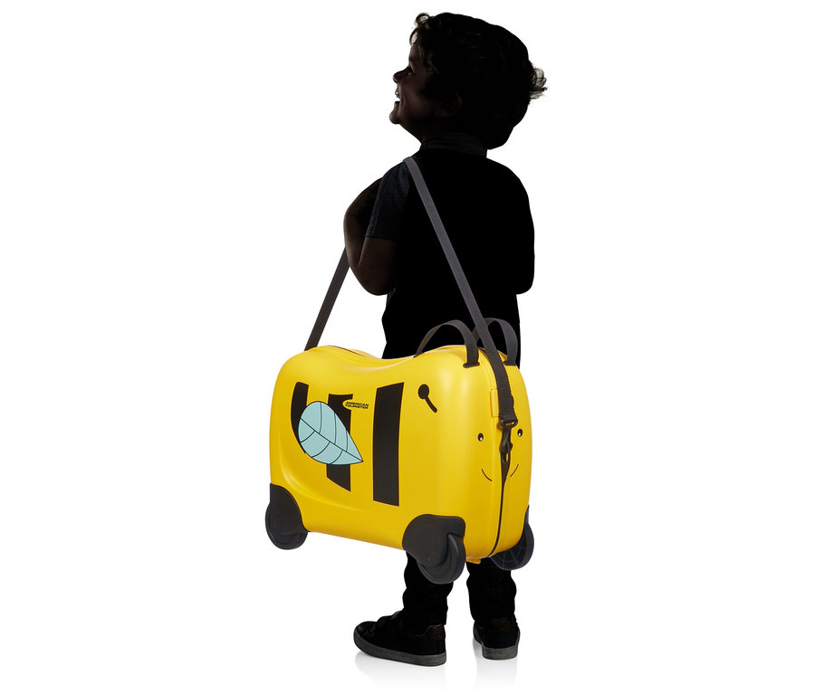 Kind trägt gelben Bienenkoffer.