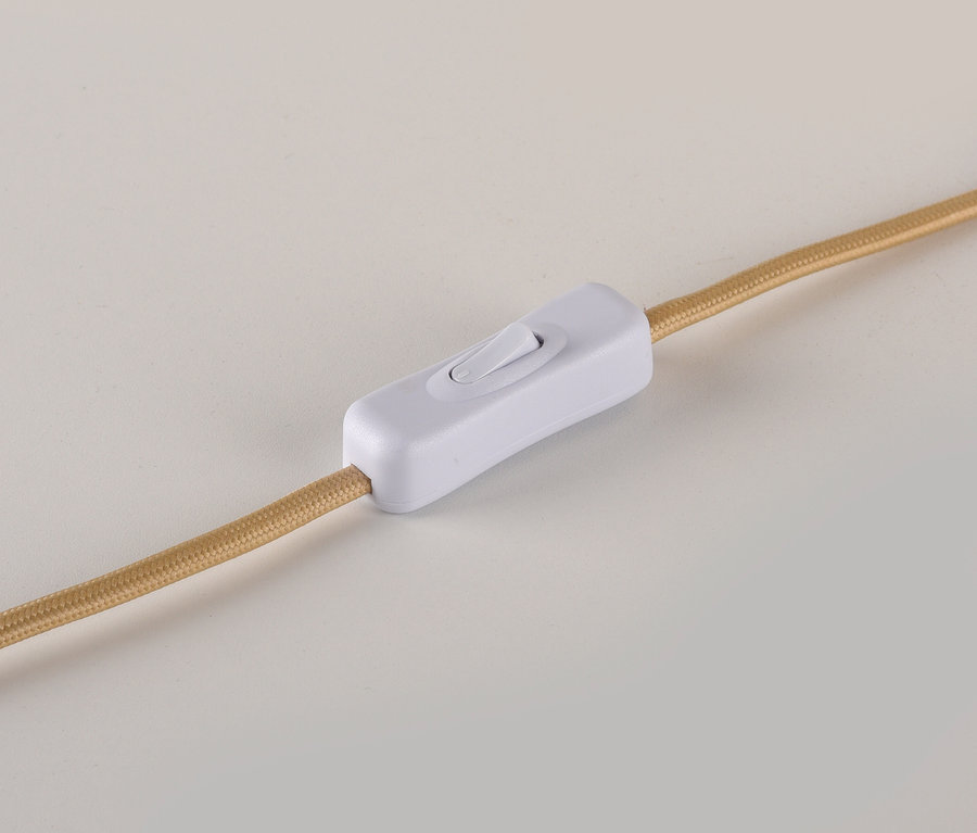 Detailaufnahme des Kabels und des Schalters der SCHÖNER WOHNEN-Kollektion Tischleuchte »Traventa«.